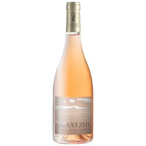 Photo d'un verre de Quartzite, vin orange issu d'un cépage historique du Languedoc.